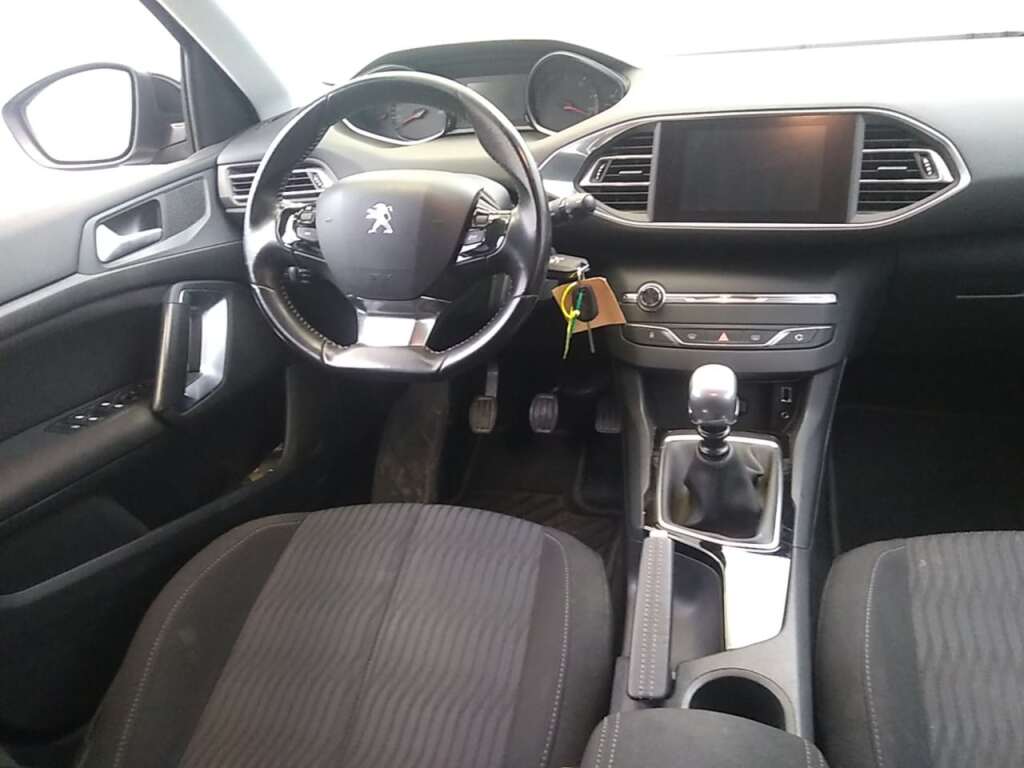 http://www.thecarauction.eu/leden/images/kavels/22dc5a73-7260-4db3-80ad-303d894846cd-interieur.jpg