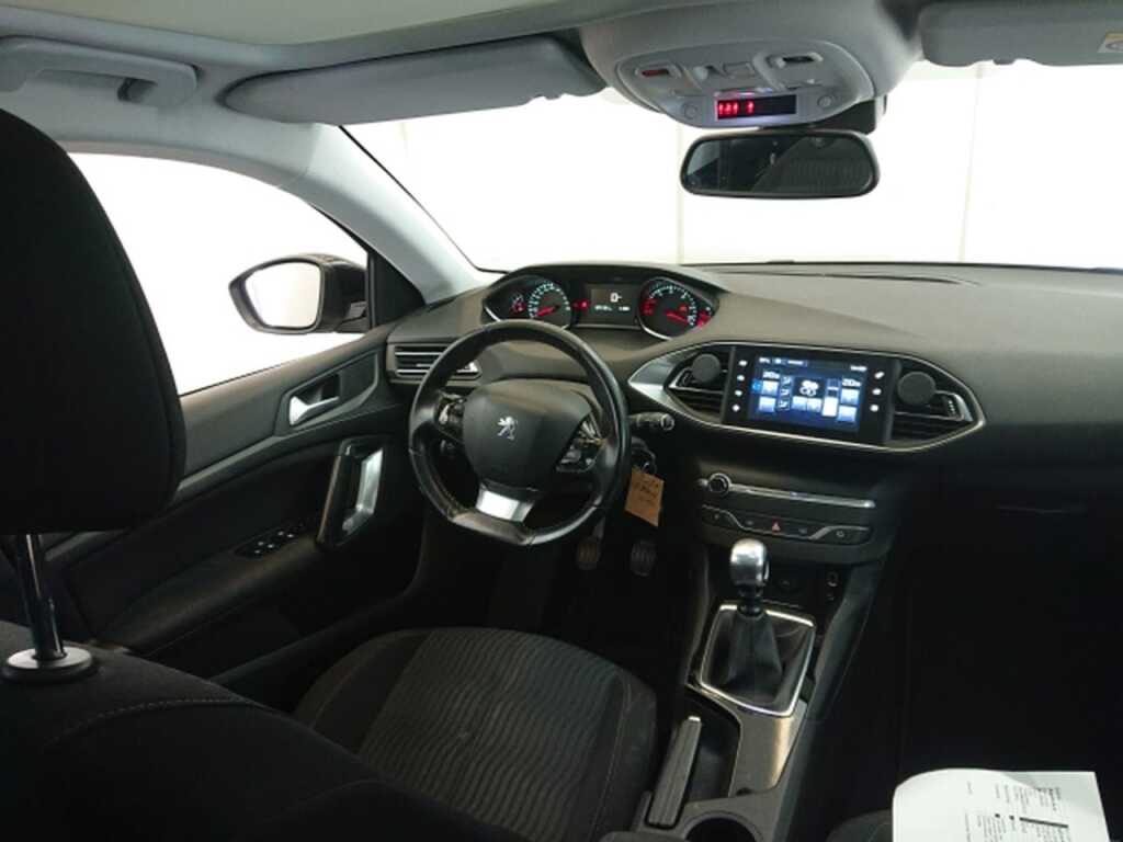 http://www.thecarauction.eu/leden/images/kavels/404da0b3-3715-4029-8c43-9739e7966080-interieur.jpg